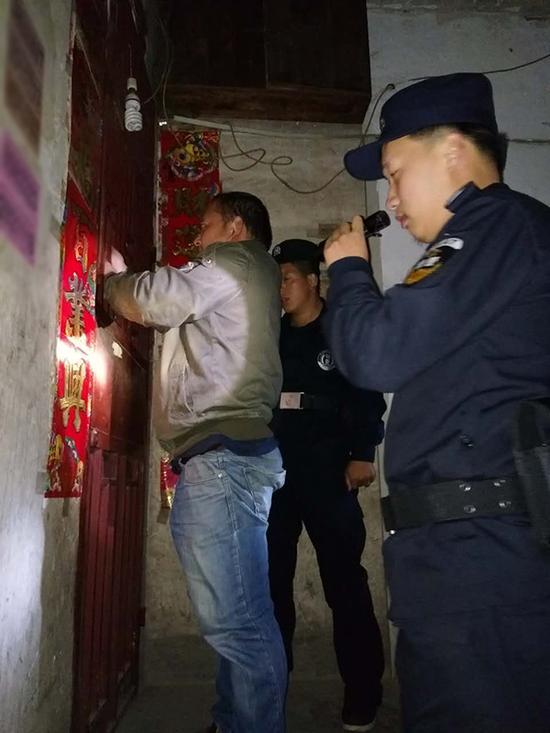 陕西粗心妈妈误将幼女锁家中 民警全城寻开锁师傅开门